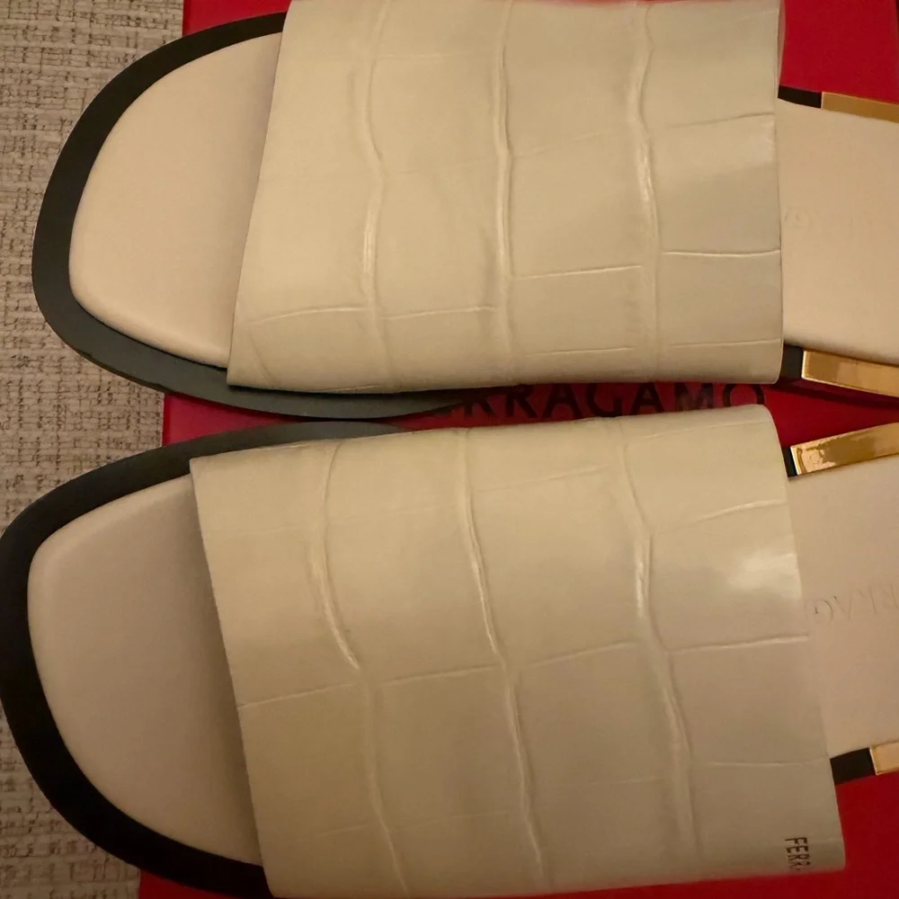 Salvatore Ferragamo Cream Slide Sandals NEW - Picture 8 of 9